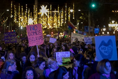 Ambiente de la marcha en Barcelona por el paseo de Gracia. 