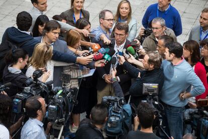 Alberto Nuñez Feijóo, candidato a la Xunta por el PP, atiende a los medios despues de depositar su voto.