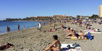 Turistas en la Playa de los Cristianos, en el sur de Tenerife. Efe