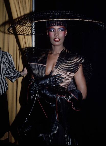 <p><strong>Cuándo.</strong> En una fiesta celebrada en 1990.</p> <p><strong>Por qué.</strong> Porque la cantante jamaicana atesora algunos de los atuendos más excéntricos y deslumbrantes de las últimas décadas, sobre todo si hay tocados en la ecuación. Gracias a la colaboración de artistas sombrereros como Philip Treacy y Stephen Jones, la intérprete de 'Slave to the rhytmn' ha recorrido alfombras rojas sosteniendo en su cabeza estructuras delirantes que hicieron la pascua al pobre incauto al que le tocó sentarse detrás de ella en la gala, y nos hicieron felices a todos los demás.</p>