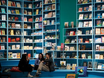 Visitantes permanecen en una exhibición de libros en la apertura del pabellón de México, país invitado de honor en la XXXV Feria Internacional del Libro de Bogotá (FilBo).