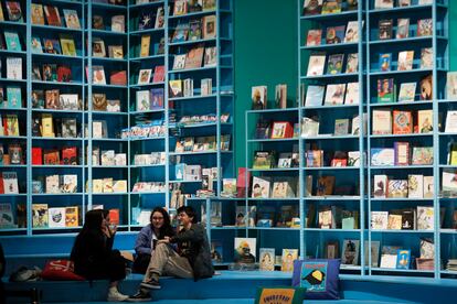 Visitantes permanecen en una exhibición de libros en la apertura del pabellón de México, país invitado de honor en la XXXV Feria Internacional del Libro de Bogotá (FilBo).