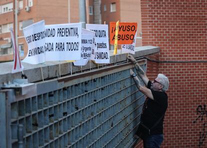 Un vecino coloca las pancartas contra el cierre de las urgencias del centro de Villaverde. 