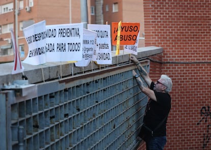 Un vecino coloca las pancartas contra el cierre de las urgencias del centro de Villaverde. 