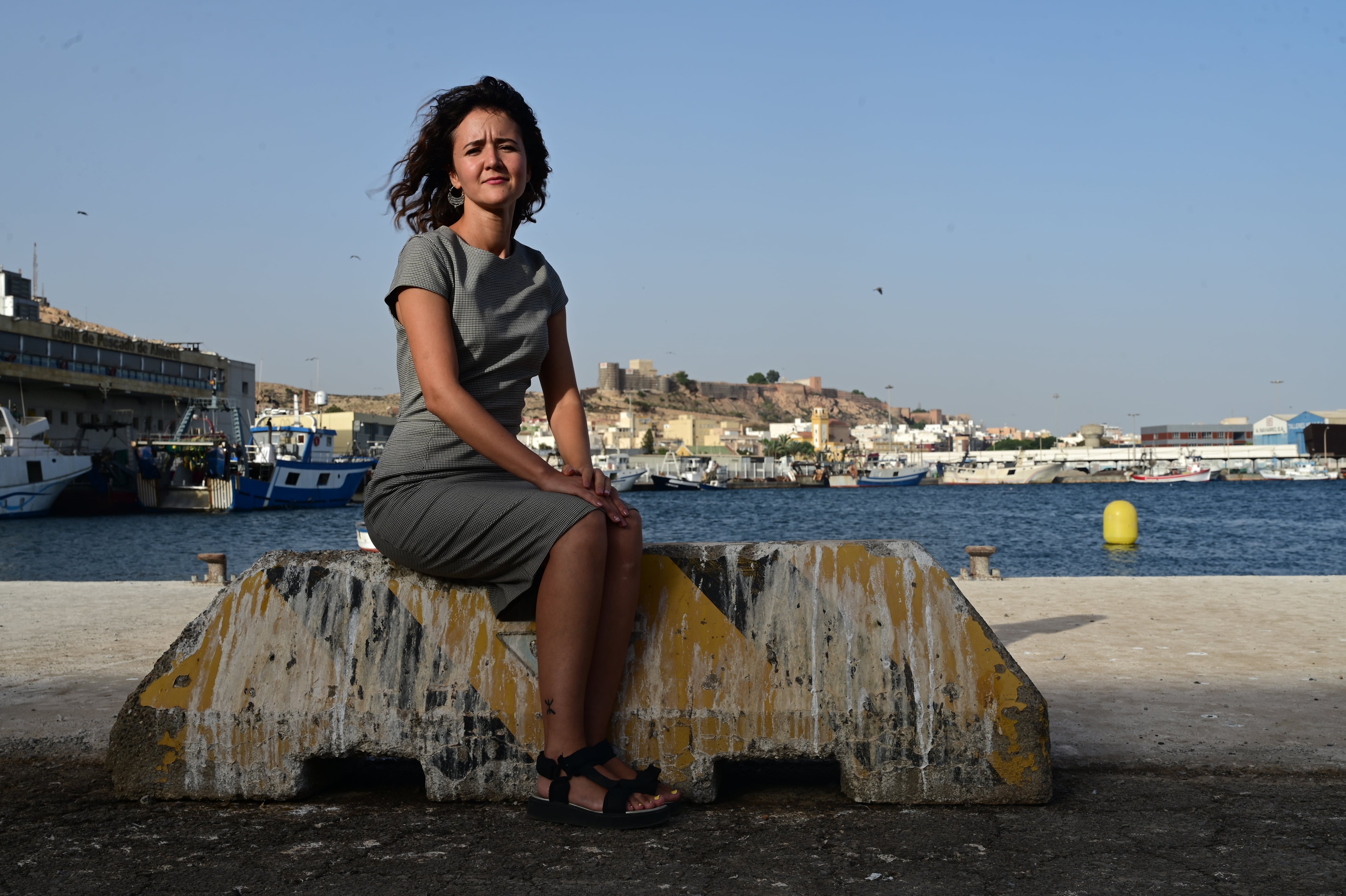 Saloua El Omari Dahman, psicóloga y activista rifeña, en el puerto de Almería. /OKBA MOHAMMAD