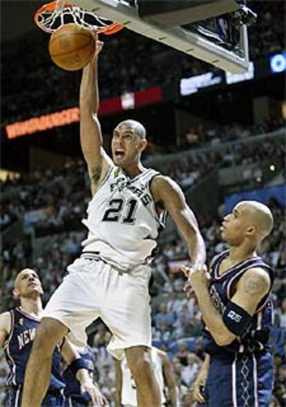 Duncan machaca el aro de los Nets ante Kidd y Jefferson.