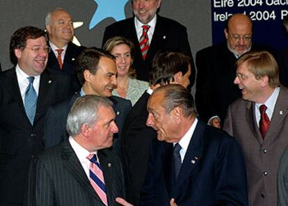 Bertie Ahern y Jacques Chirac, en primer plano. En segunda fila, de izquierda a derecha, el ministro de Exteriores irlandés, Brian Cowen; Zapatero; el primer ministro esloveno, Anton Rop, y el belga, Verhofstadt. Detrás, Moratinos; la ministra de Exteriores de Luxemburgo, Lydie Polfer, y el ministro belga, Louis Michel. Al fondo, Dimitrij Rupel, ministro de Exteriores esloveno.