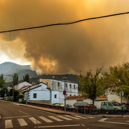 DVD 1279 (17/08/25) Incendio de Jarilla. Vista del incendio desde Hervás , confinada por la cercanía del incedio © Claudio Álvarez