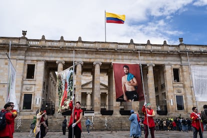 Llegada del proyecto fotográfico a la entrada del Congreso de la República.