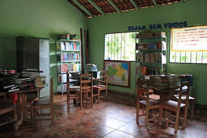 A biblioteca, onde faltam estantes para colocar todos os livros. No alto da estante do fundo, tambores usados nas aulas de cultura tradicional, do ritmo carimbó.