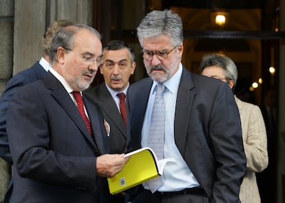 El vicepresidente segundo del Gobierno y ministro de Economía y Hacienda, Pedro Solbes (i), conversa con el presidente del Congreso, Manuel Marín, mientras sostiene el libro que contiene el proyecto de Ley de Presupuestos Generales del Estado para 2008 durante su presentación en el Congreso de Diputados.