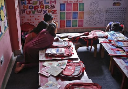 Niños rtabajadores estudian en un centro gestionado por Save The Children en un slum de Nueva Delhi.