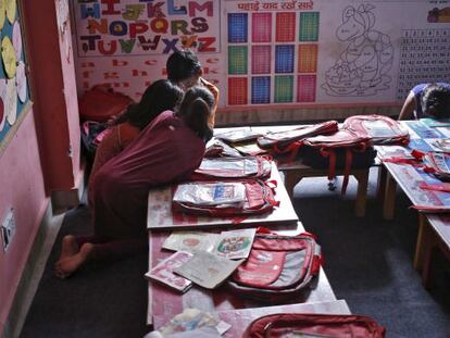 Niños rtabajadores estudian en un centro gestionado por Save The Children en un slum de Nueva Delhi.