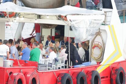 Juan Carlos I, en la mesa presidencial a bordo del barco Deiramar II, en Sanxenxo este sábado.