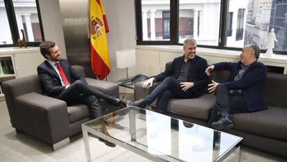 El presidente del Partido Popular, Pablo Casado, durante su reunión este lunes en la sede del partido con los secretarios generales de CC OO y UGT, Unai Sordo y Pepe Álvarez.