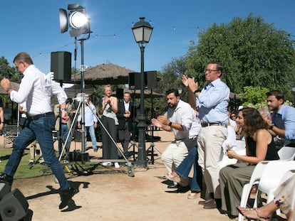 El líder popular, Alberto Núñez Feijóo, inaugura el inicio del curso político del PP, en Villalba (Madrid), junto a la presidenta madrileña, Isabel Díaz Ayuso, y otros cargos del partido.