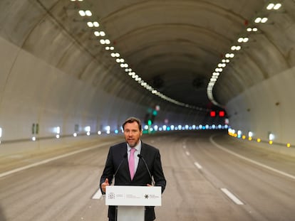 El ministro de Transportes, Óscar Puente, inaugurando el tramo de la B-40 entre Olesa de Montserrat y Viladecavalls (Barcelona).