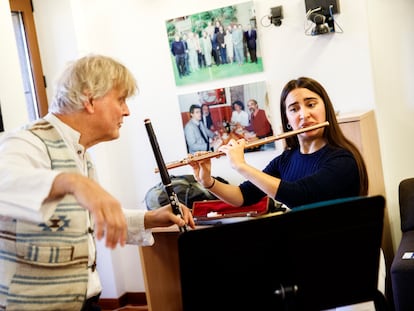 El profesor Jacques Zoon da clases de flauta a una alumna en la Escuela Superior de Música Reina Sofía.