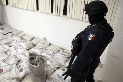 Un policía ante el cargamento de cocaína negra incautado en México.