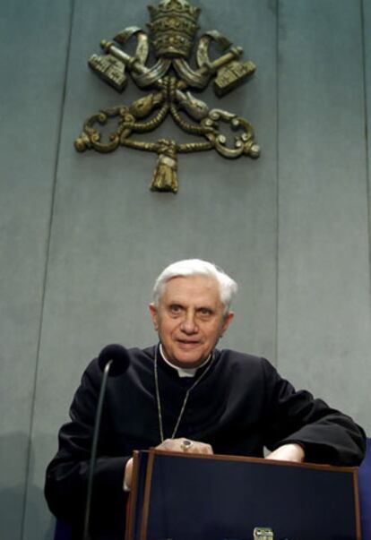 Ratzinger, responsable de la Congregación para la Doctrina de la Fe y autor de la declaración Dominus Jesus, se ordenó sacerdote en 1951, y sus cualidades intelectuales le convierten en poco tiempo en uno de los teólogos más prometedores de la Iglesia alemana.