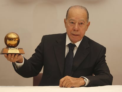 Luis Suárez posa con su Balón de Oro, ganado en 1960.