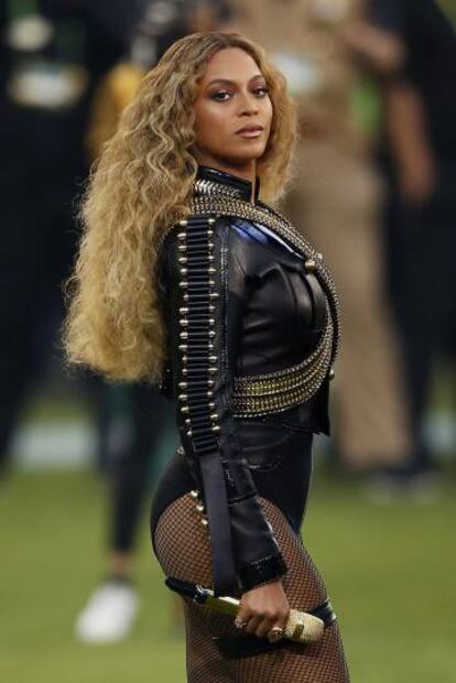 Beyoncé durante su actuación en la Super Bowl de este año.