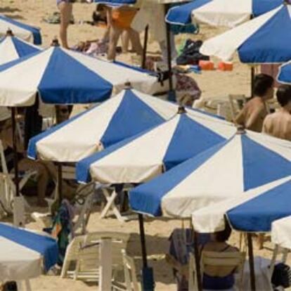 Las tradicionales sombrillas en la playa de La Concha.