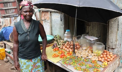 Una vendedora de pimientos y cebollas en la feria del barrio en Cockle Bay, Freetown.