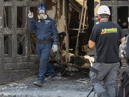 Un agente de la policía científica de Madrid da instrucciones a los trabajadores de la empresa de ingeniería forense HEFEST, en la discoteca Teatre y Fonda Milagros incendiadas el pasado 1 de octubre, el 10 de octubre de 2023 en Murcia.