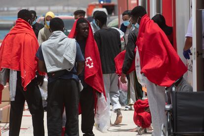Llegada al Gran Tarajal (Fuerteventura) de los 53 migrantes rescatados a 40 millas de la costa este domingo.