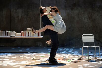 Nicolas Bouchaud y Judith Henry en un momento de la obra 'Proyecto luciérnaga', escrita y dirigida por Nicolas Truong.
