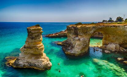 Arcos de roca de la Torre de San’t Andrea, cerca de Lecce, en la península de Salento.