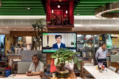 Un televisor retransmite al presidente ejecutivo de Hong Kong, Carrie Lam, anunciando el retiro formal del proyecto de ley de extradición dentro de un restaurante en Hong Kong (China).