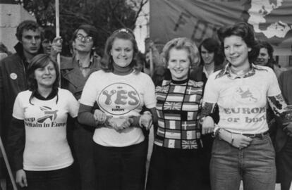 <strong>"Keep Britain in Europe"</strong>. A diferencia de los actuales conservadores británicos, Margaret Thatcher defendía la permanencia de Reino Unido en Europa. Aquí, una imagen de su campaña proeuropea, en la que copió el método activista de Hamnett. Era el 4 de junio de 1975, un día antes del referéndum en el que se votaba si entrar en el mercado común. |