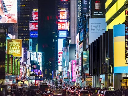 Times Square (Nueva York), inundado de luz y neones.