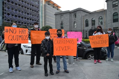 Familiares de niños con cáncer de diversos hospitales del país se manifestaron al exterior de las instalaciones de la Secretaría de Salud