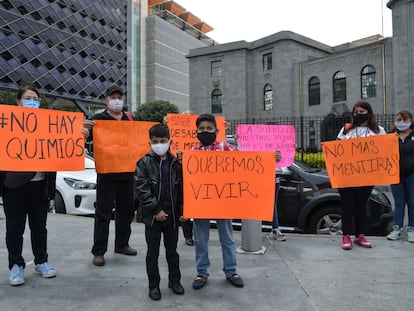 Familiares de niños con cáncer de diversos hospitales del país se manifestaron al exterior de las instalaciones de la Secretaría de Salud, este miércoles.