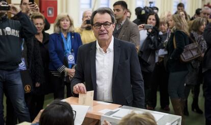 El presidente de la Generalitat, Artur Mas, vota en el colegio Infant Jesús de Barcelona.