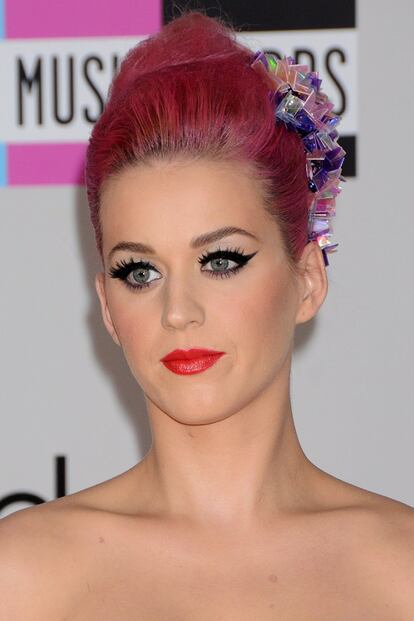 Katy Perry, que se acaba de cortar un 'bob', también le está cogiendo el gusto a eso de llevar el pelo rosa.