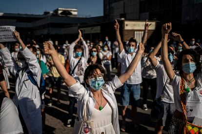 Médicos residentes durante la concentración frente al Hospital de La Paz.