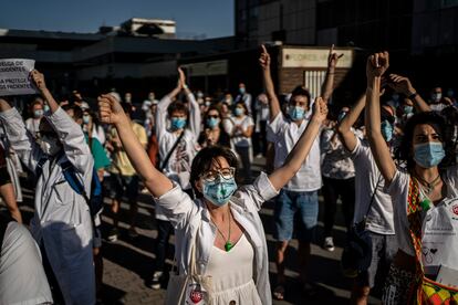 Médicos residentes durante la concentración frente al Hospital de La Paz. 

