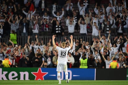 El jugador del Eintracht, Hinteregger, celebra junto a su afición el triunfo ante el Barcelona en la Liga Europa.