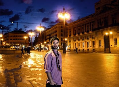 Miguel Ardanuy, de 23 años, fotografiado al amanecer en la Puerta del Sol.
