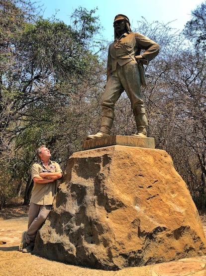 "Conversando" con la estatua de Livingstone que preside las cataratas Victoria, ayer miércoles, 15 de septiembre.