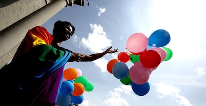 Miembros de la comunidad LGTB india celebran el fallo del Tribunal Supremo de la India sobre las relaciones homosexuales en Bangalore (India).