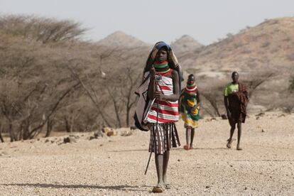 Una niña turkana se dirige a un pozo cercano a Lodwar. La región es muy seca y algunas partes son muy inseguras. Las armas pequeñas se abren camino a través de las fronteras porosas e inestables que comparten con países vecinos como Sudán del Sur.