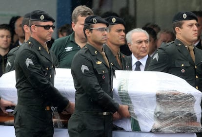 Michel Temer acompanha a chegada dos caixões com os corpos das vítimas do acidente.