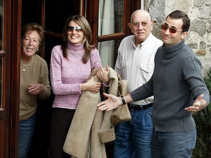 Poco antes de su boda, la pareja visitó la tierra natal de Letizia Ortiz. En la imagen, el príncipe de Asturias y su entonces prometida posan con los abuelos de doña Letizia, Jose Luis Ortiz y Menchu Álvarez del Valle, con quienes almorzaron en su casa de La Arquera en Sardeu, en Ribadesella.