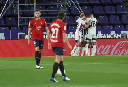 Los jugadores del Real Valladolid celebran el primer gol del equipo pucelano, de Weissman, este viernes ante Osasuna en Zorrilla.