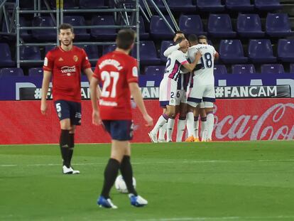 Los jugadores del Real Valladolid celebran el primer gol del equipo pucelano, de Weissman, este viernes ante Osasuna en Zorrilla.
